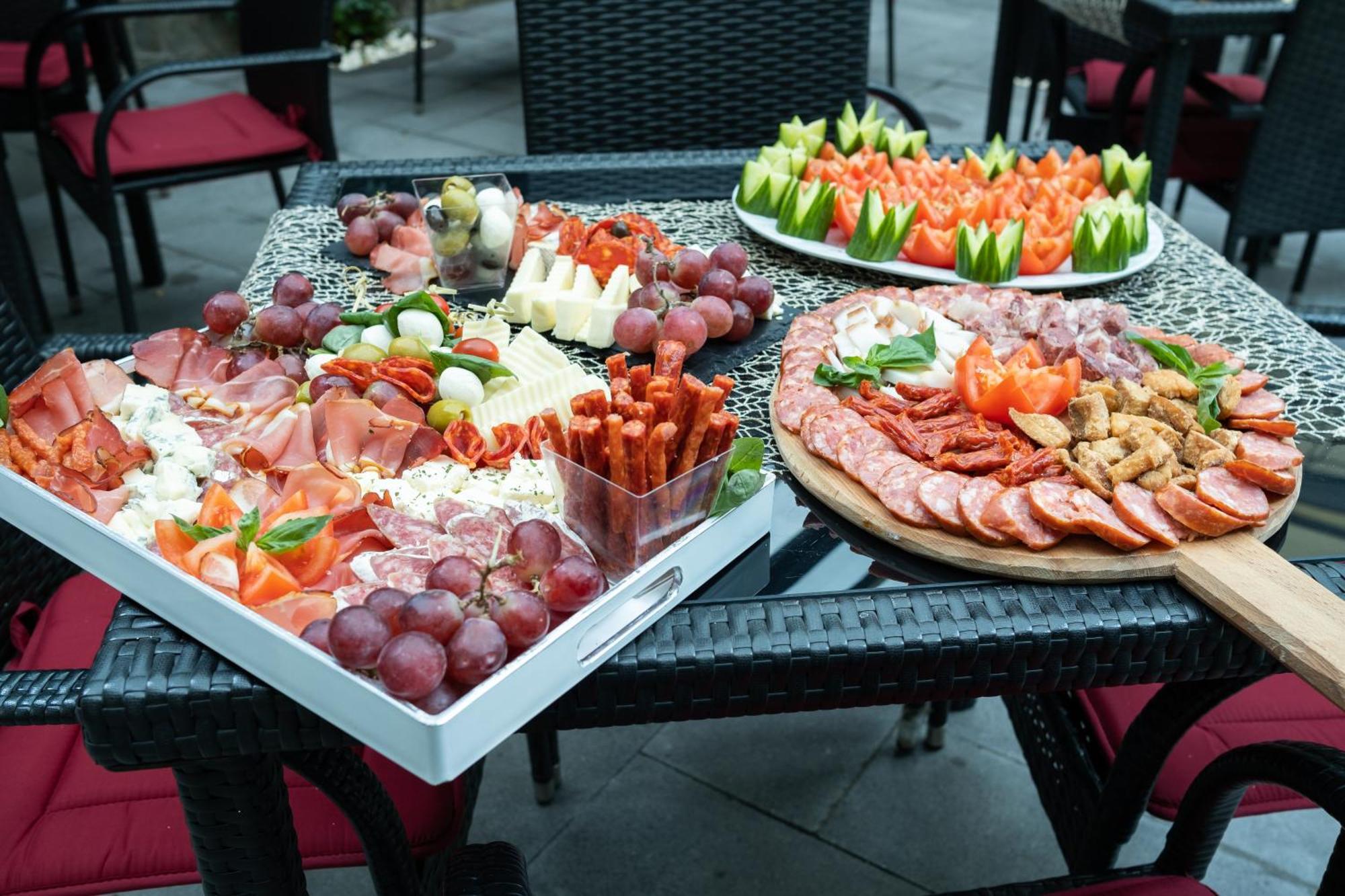 Hotel Marabella Sibiu Bagian luar foto