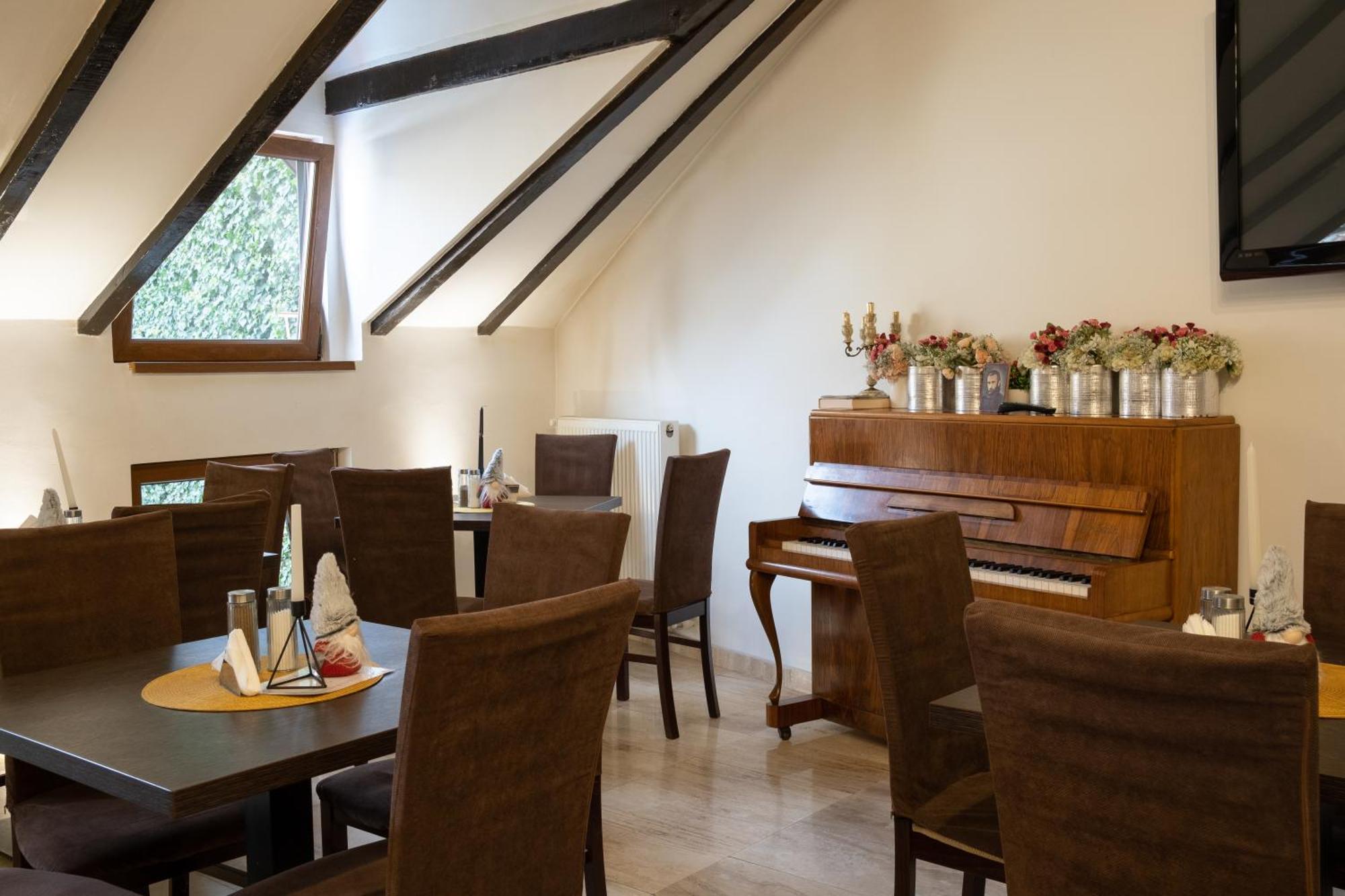 Hotel Marabella Sibiu Bagian luar foto