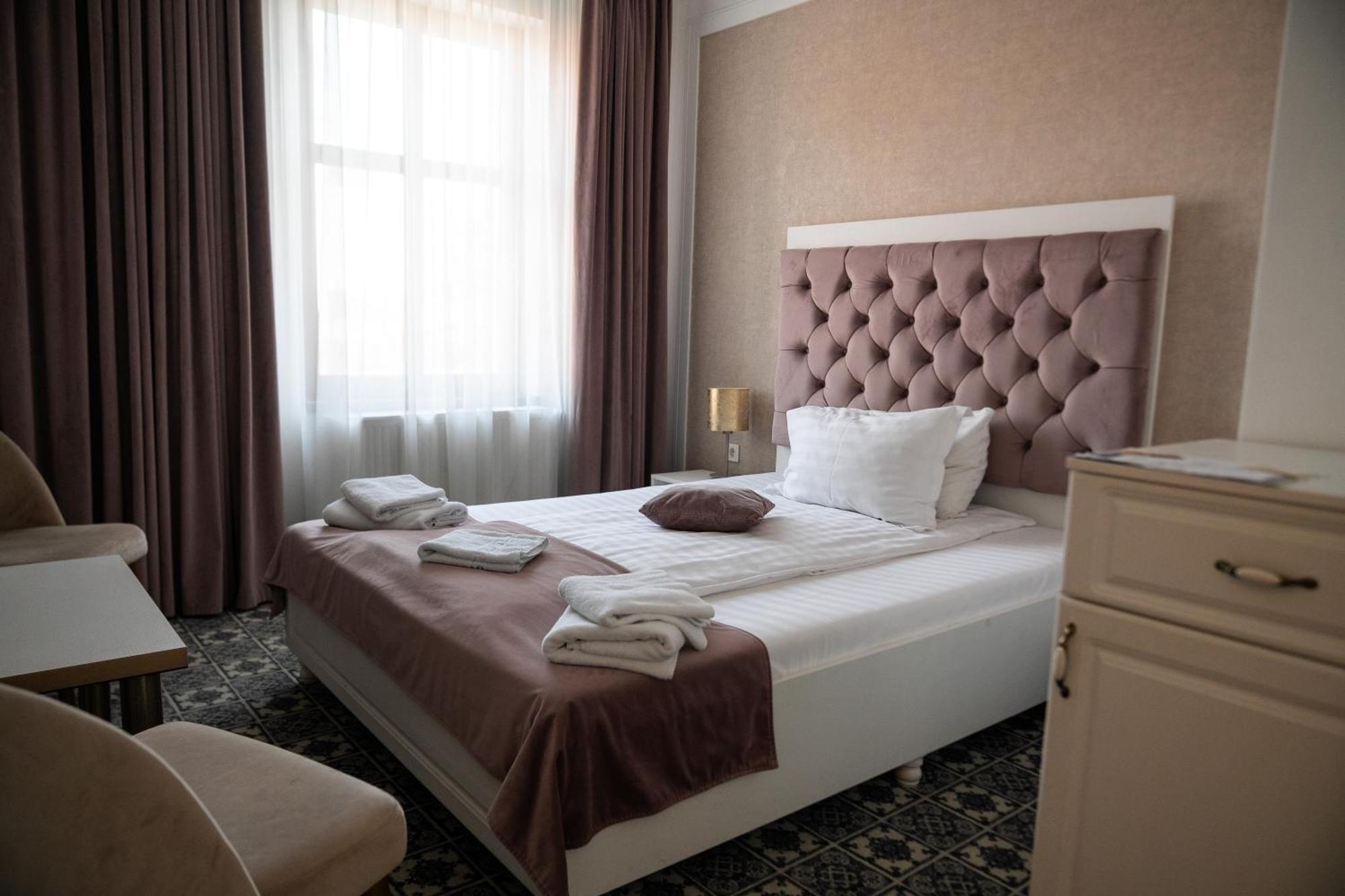 Hotel Marabella Sibiu Bagian luar foto